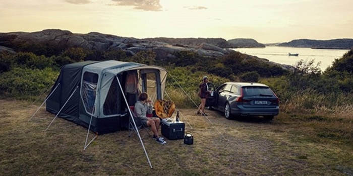 Družinski šotor v kampu – primer velikega šotora za 4 do 6 oseb