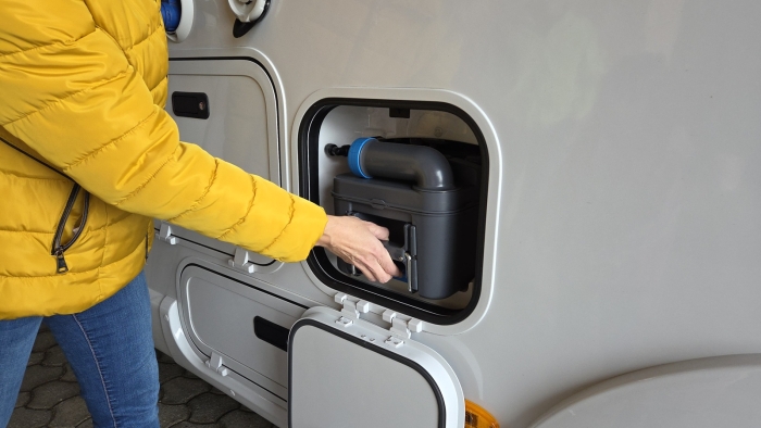 pravilno praznjenje kemičnega WC na uradnem odlagališču bencinske črpalke